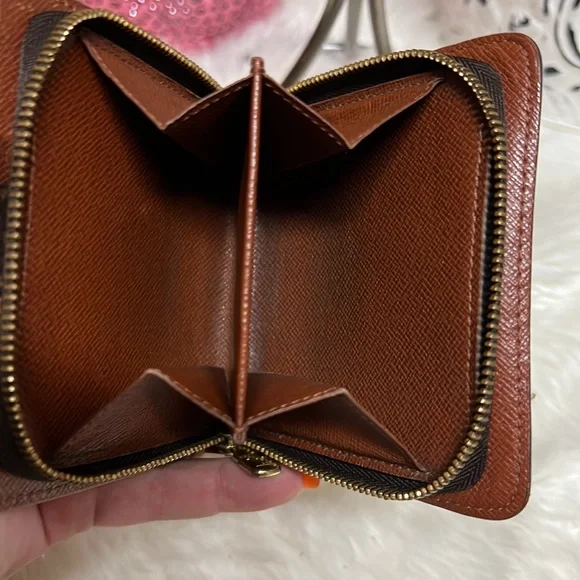 LOUIS VUITTON
LV Monogram Zippy Compact Wallet - Picture 10 of 10